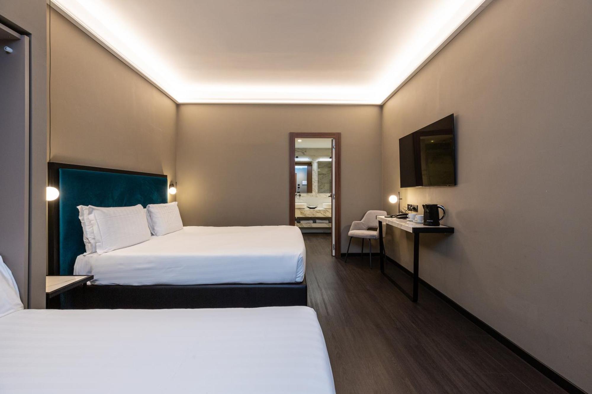 Quintuple Room