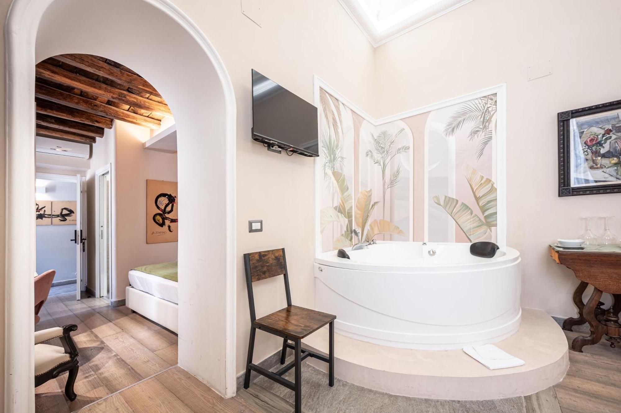King Suite Spa Bath