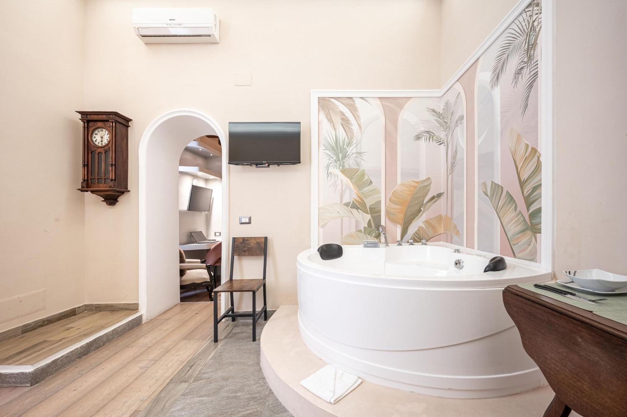 King Suite Spa Bath