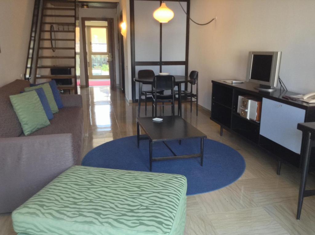 Two-Bedroom Apartment with Balcony - Split Level (3 Adults)